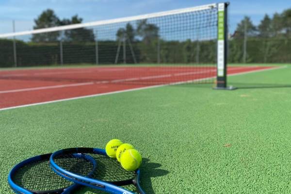 Terrain-de-tennis-Camping-du-Lac-de-Saint-cyr-86130-Beaumont-Saint-Cyr