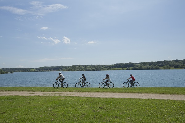 Vélo-Famille-Groupe-Lac-Parc-de-Saint-Cyr-86130
