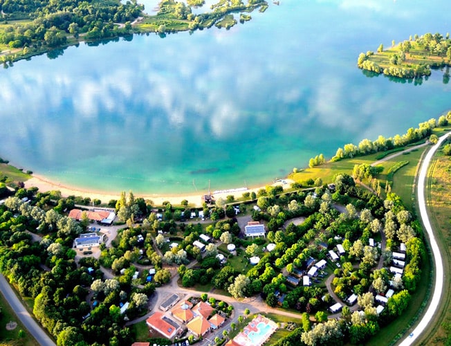 Camping-du-Lac-de-Saint-Cyr-en-bordure-de-lac-min