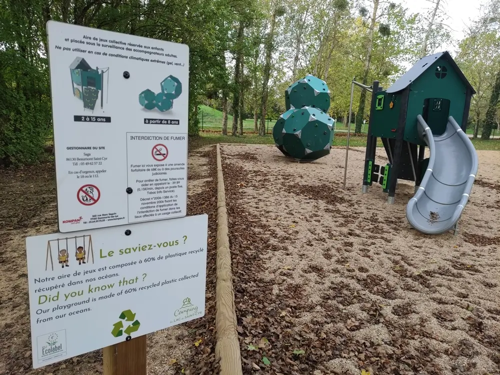 Aire-de-jeux-pour-enfants-du-Camping-du-Lac-de-Saint-Cyr-en-materiaux-recycles