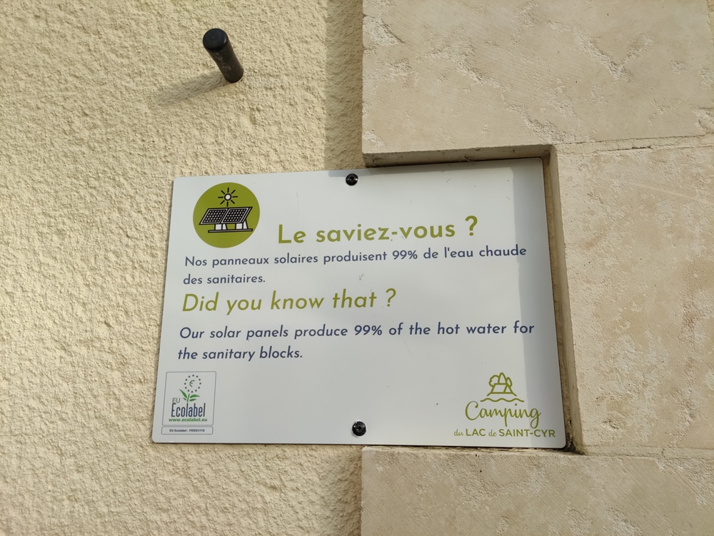 Blocs sanitaires équipés de panneaux solaires au Camping du Lac de Saint-Cyr