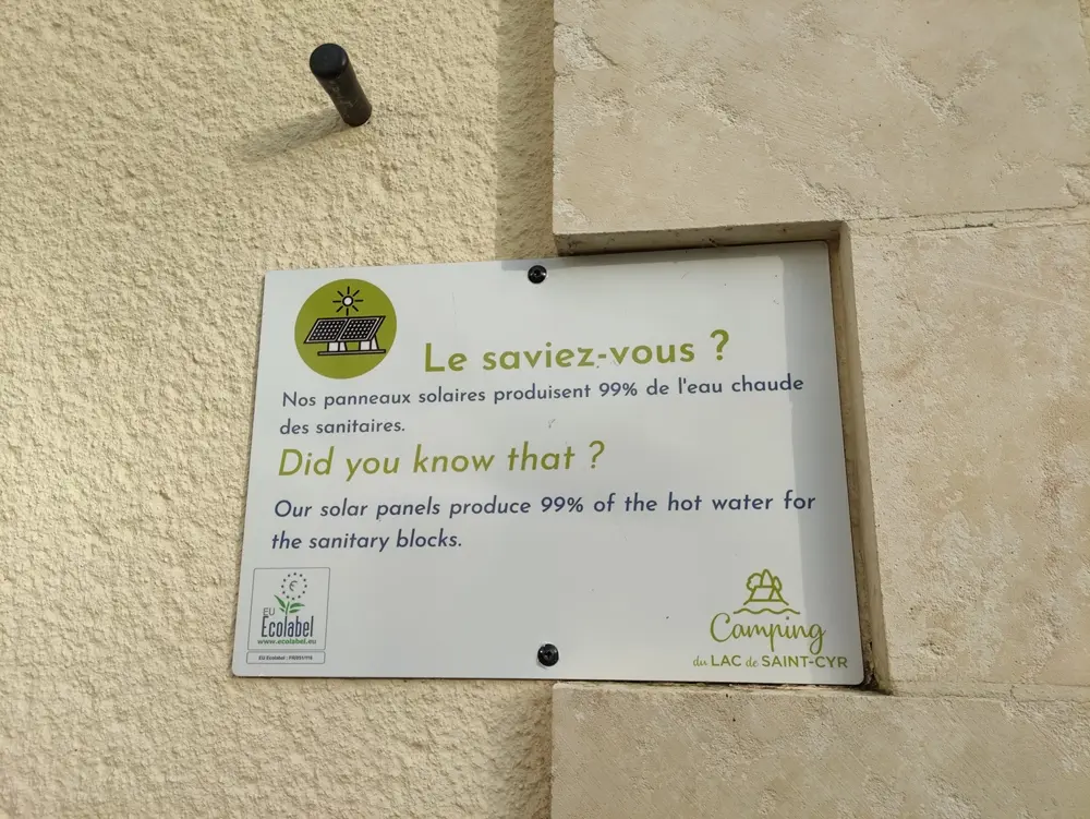 Blocs-sanitaires-equipes-de-panneaux-solaires-au-Camping-du-Lac-de-Saint-Cyr