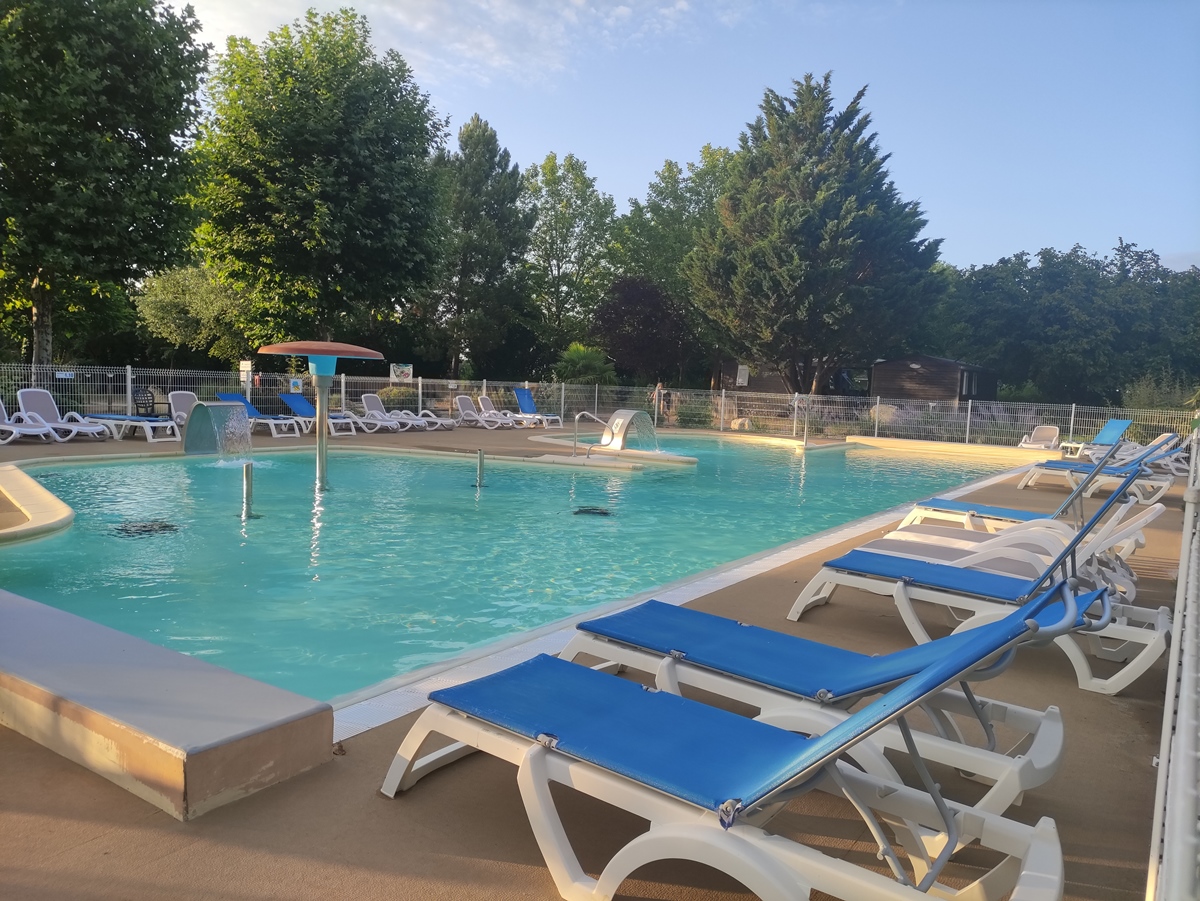 Piscine extérieure du Camping du Lac de Saint Cyr