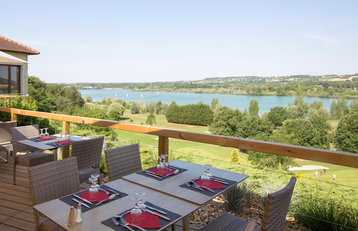 Restaurant la Table du Golf à 2 min du Camping du Lac de Saint-Cyr